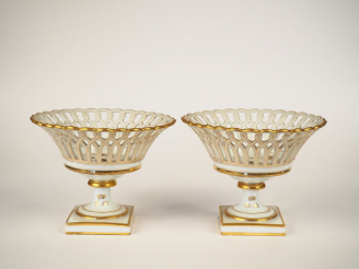Vente aux enchères Paire de compotiers en porcelaine de Paris ajourée blanche et dorée, m