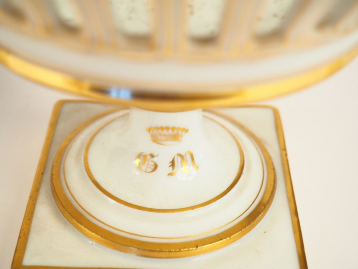 Paire de compotiers en porcelaine de Paris ajourée blanche et dorée, m