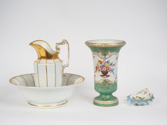 Vente aux enchères Broc et son bassin fin XIXème en porcelaine blanche et dorée  Vase tul
