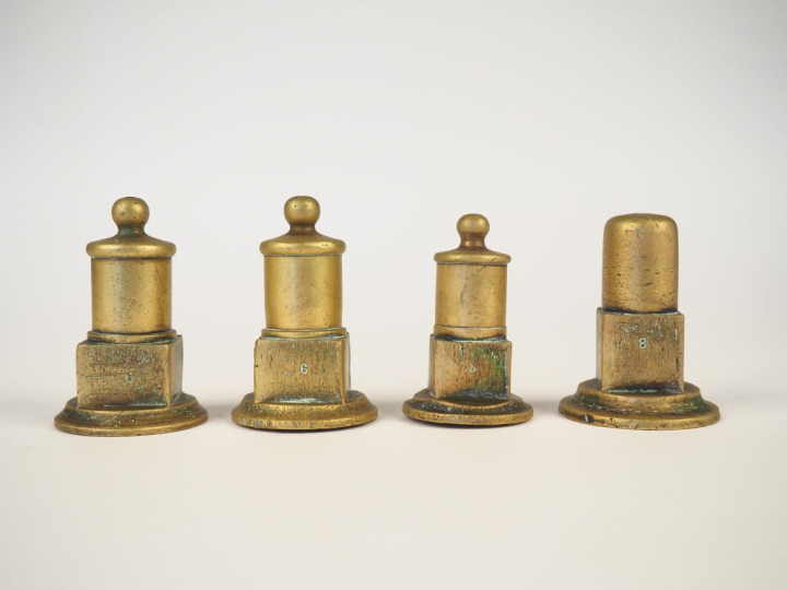 Quatre clés de foudre en bronze.