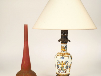 Vente aux enchères DAUM. « Vase Berluze », en verre marbré rouge et jaune (égrenure en ha