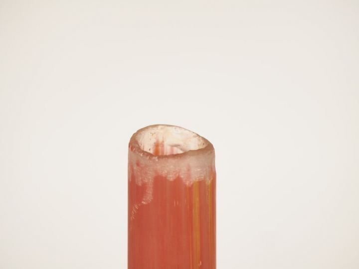 DAUM. « Vase Berluze », en verre marbré rouge et jaune (égrenure en ha