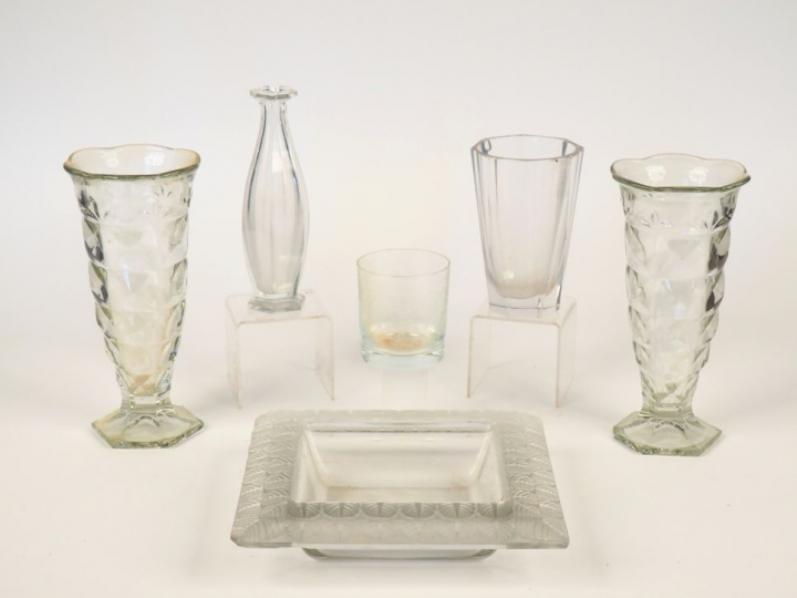 LALIQUE.  Coupe carrée en cristal  (égrenures). Paire de vases en verr