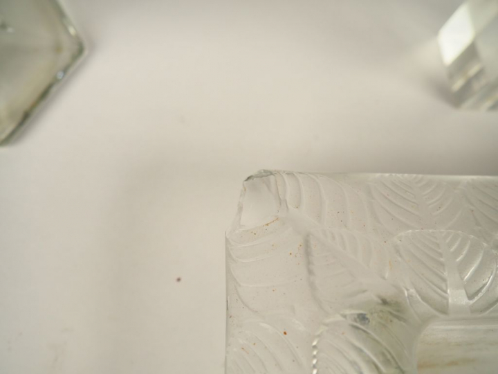 LALIQUE.  Coupe carrée en cristal  (égrenures). Paire de vases en verr