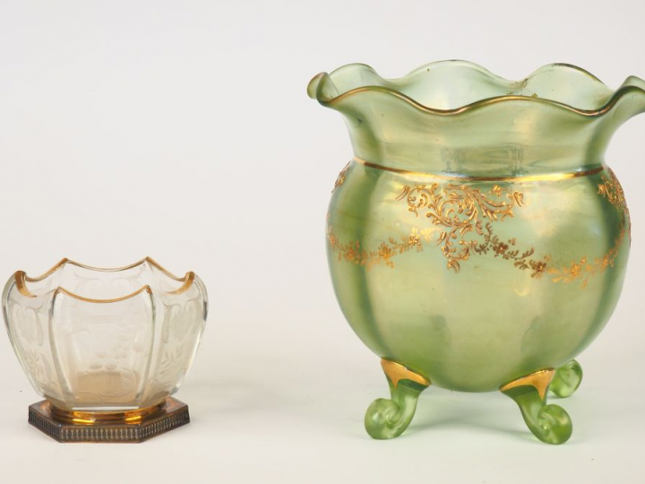 Vase Napoléon III à quatre pieds en forme de bourse en verre à décor é