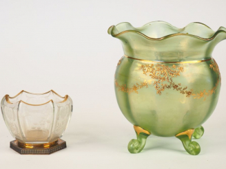 Vente aux enchères Vase Napoléon III à quatre pieds en forme de bourse en verre à décor é