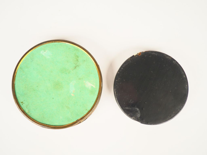 Deux différentes boites Restauration, (une en papier mâché et fixé sou