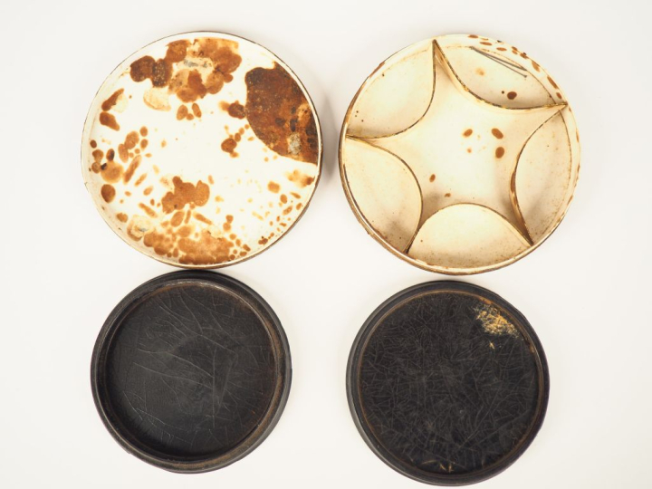 Deux différentes boites Restauration, (une en papier mâché et fixé sou