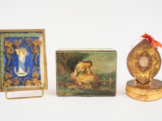 Vente aux enchères Reliquaire dans sa boite ovale 1900 Boite de style Louis XVI en métal 