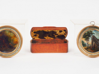 Vente aux enchères Paire de miniatures XIXème en fixé sous verre « paysage animé aux ruin