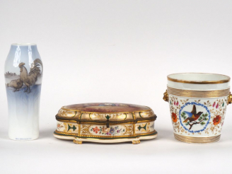 Vente aux enchères Vase en porcelaine polychrome de Copenhague à décor de poule et de coq