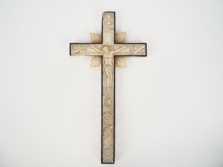 Crucifix en nacre. Dim. 26 x 13,5 cm