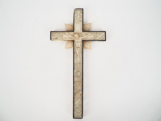Vente aux enchères Crucifix en nacre. Dim. 26 x 13,5 cm