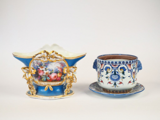 Vente aux enchères Vase Napoléon III en porcelaine à décor de fleurs polychromes sur fond