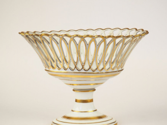 Vente aux enchères Jardinière XIXème en porcelaine ajourée de Paris blanche et dorée.  Di