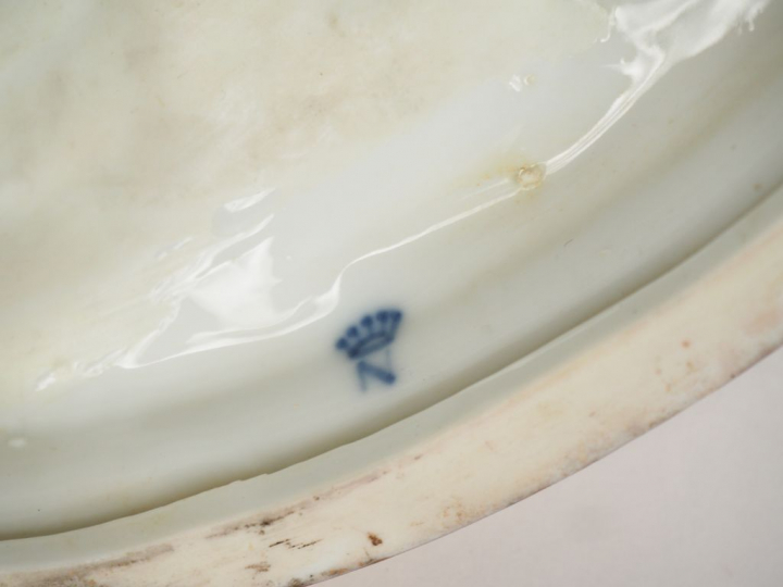 Groupe XIXème en porcelaine blanche et dorée à décor d'amours vendange
