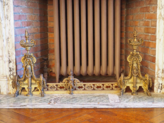 Vente aux enchères Barre de foyer Napoléon III de style Louis XVI en bronze, à décor de p