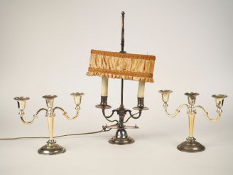 Vente aux enchères Paire de bougeoirs en métal argenté éclairant à trois lumières  H. 20,