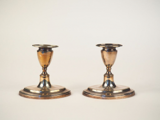 Vente aux enchères Paire de bougeoirs de toilette de style anglais en métal argenté. H. 1