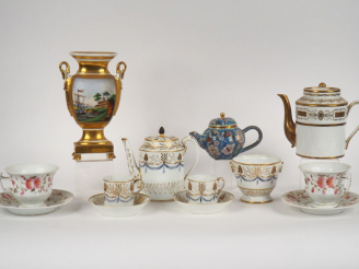 Vente aux enchères Partie de service tête à tête XIXème en porcelaine de Paris blanche et
