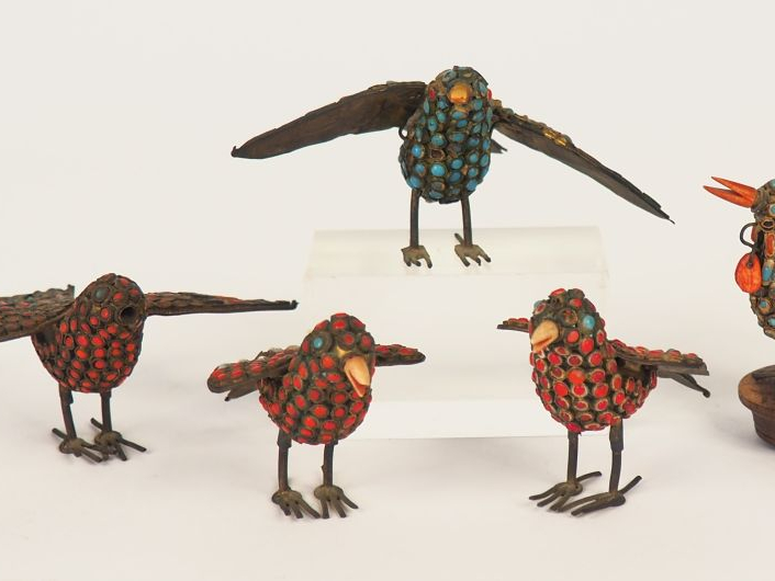 Cinq oiseaux en métal et émaux polychromes. (petits manques).