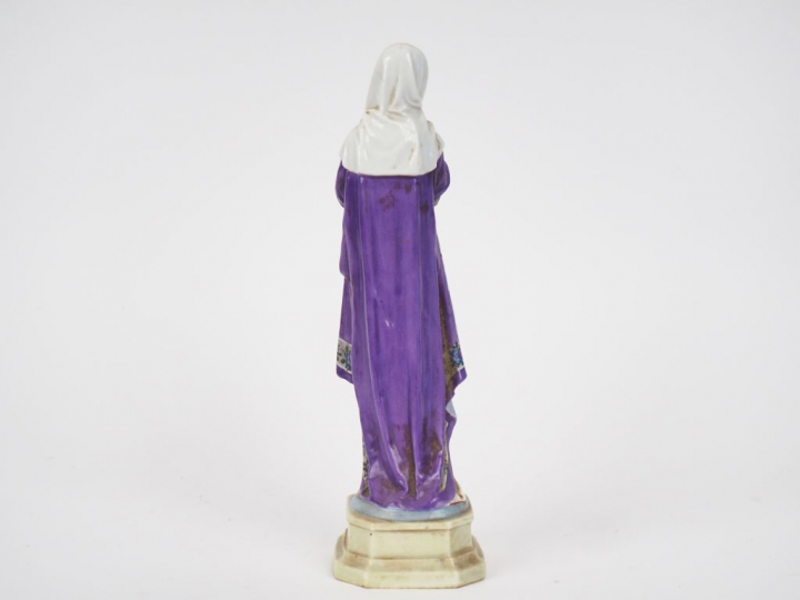 Statuette 1900 en porcelaine polychrome. H. 29 cm