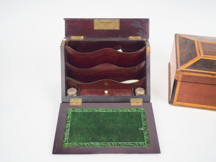 Boite à couture en marqueterie à décor d’étoile  (manques).  Dim.11 x 