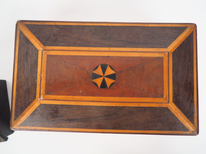 Boite à couture en marqueterie à décor d’étoile  (manques).  Dim.11 x 