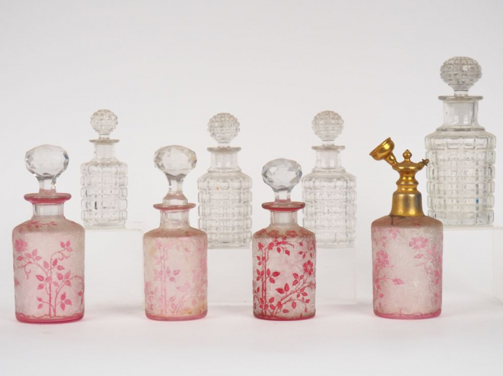 Une garniture de toilette en cristal gravé mauve et translucide à déco