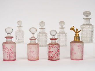 Vente aux enchères Une garniture de toilette en cristal gravé mauve et translucide à déco