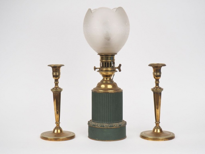 Paire de bougeoirs XIXème en bronze. H. 25 cm Lampe à pétrole 1900 en 