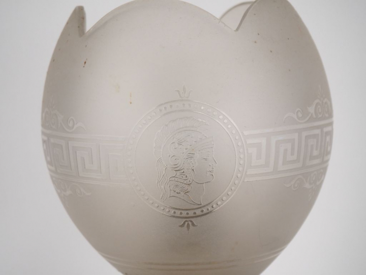 Paire de bougeoirs XIXème en bronze. H. 25 cm Lampe à pétrole 1900 en 
