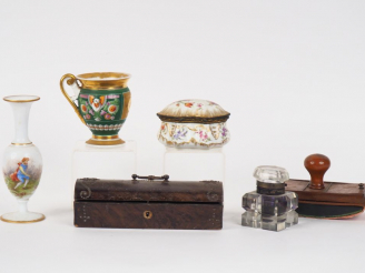 Vente aux enchères Encrier en cristal Vase en opaline 1900 portant une étiquette de la ma