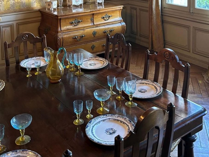 12 assiettes en faïence fine fin XIXème à décor de cigognes ensemble d