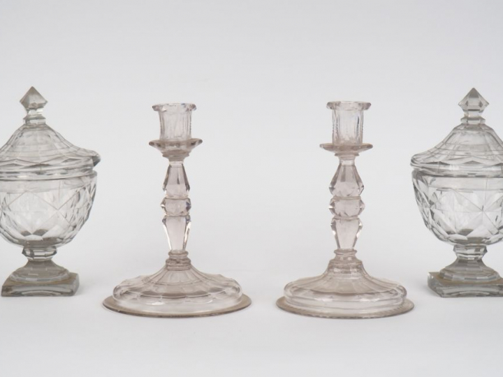 Paire de bougeoirs Restauration en verre soufflé. H. 19,5 cm  (un acci