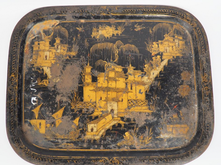Plateau en tôle Napoléon III à décor de chinoiseries dorées sur fond n
