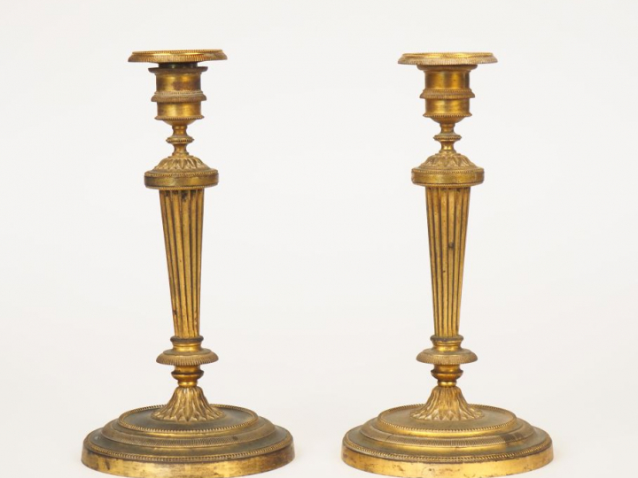 Paire de bougeoirs XIXème de style Louis XVI en bronze doré à décor de