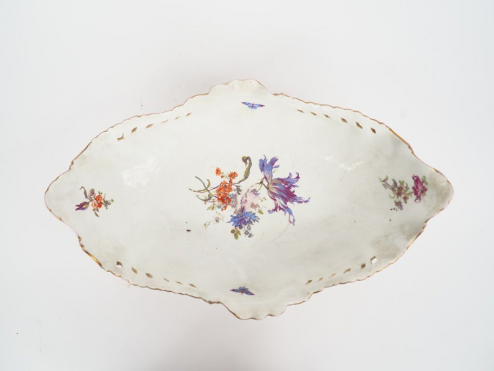 Jardinière 1900 de style Rocaille en porcelaine à décor polychrome de 