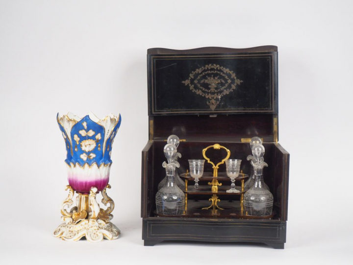 Cave à liqueur Napoléon III en marqueterie Boulle (incomplète) et un v