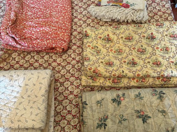 Ensemble de tissus anciens comprenant : deux paires de rideaux, 9 bout
