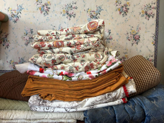 Vente aux enchères Ensemble de tissus anciens comprenant : rideaux et dessus de lit à div