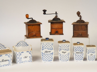 Vente aux enchères Garniture de cuisine sept pièces on y joint trois moulins à café. (acc