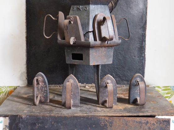 Ensemble à repasser comprenant un brasero, six emplacements pour fer e