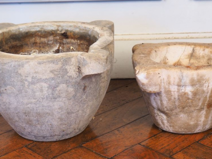 2 différents mortiers en marbre.