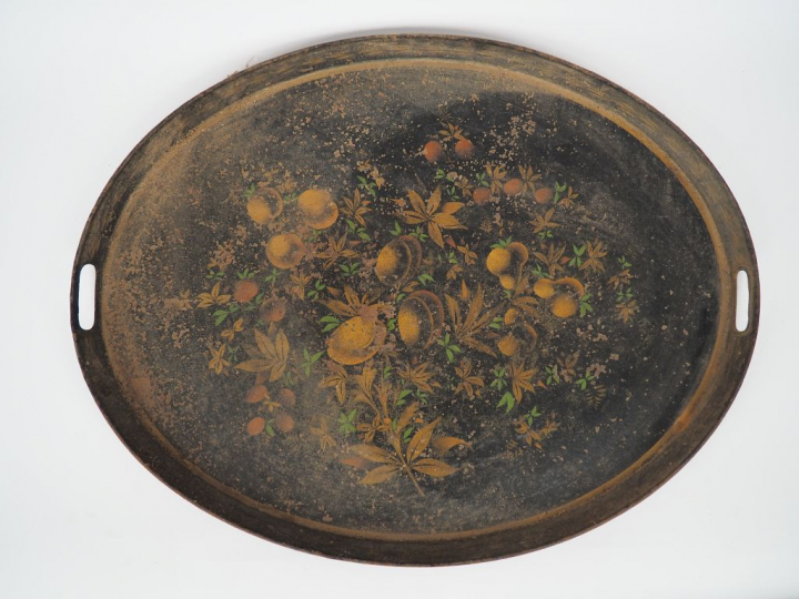 Plateau Napoléon III en tôle à décor polychrome de fruits sur fond noi