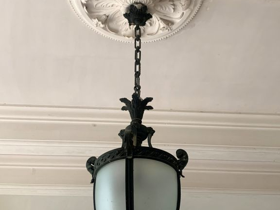 Suspension de vestibule XIXème en bronze et verre H. environ 80 cm