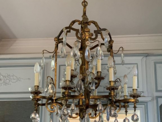 Vente aux enchères Lustre cage à pampilles en bronze et cristal éclairant à douze lumière