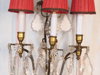 Vente aux enchères Suite de six appliques à pampilles en bronze et cristal, quatre éclair