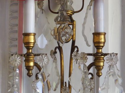 Suite de six appliques à pampilles en bronze et cristal, quatre éclair