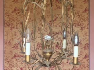 Vente aux enchères Suspension en métal éclairant à quatre lumières à décor de joncs et un